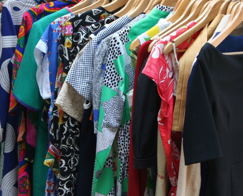 association-LA CROIX SUR ROUDOULE-min_dresses_apparel_clothing_clothes_clothes_hangers_wooden_hangers_retail_shop_closet-1149845